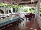 Ausverkauft : Großes Haus-Hotel in Sutomore direkt am Meer mit Restaurant für 47 Betten