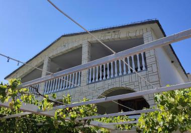 Hotel-Haus in Sutomore für 50+ Gäste neben Meer und Stränden