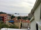Wohnung in Petrovac mit guter Aussicht, 700 m vom Meer