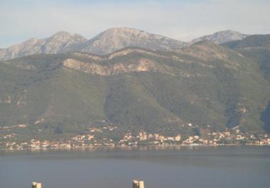 Dreistöckiges Haus in Krasici mit Blick auf die Bucht von Kotor