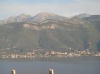 Dreistöckiges Haus in Krasici mit Blick auf die Bucht von Kotor