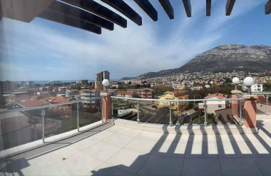 Modernes dreistöckiges Haus im nächsten Vorort von Bar mit Meerblick