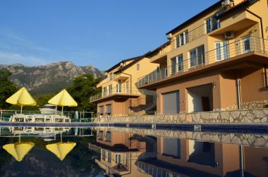 Große Wohnung mit Grundstück, garage und schwimmbad in Bar in Monteray residenz