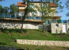 Große Wohnung mit Grundstück, garage und schwimmbad in Bar in Monteray residenz