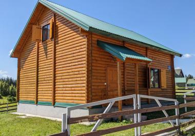 Freifläche großes Holzhaus 140 m2 in 2 Ebenen steht in Zhablyak zum Verkauf