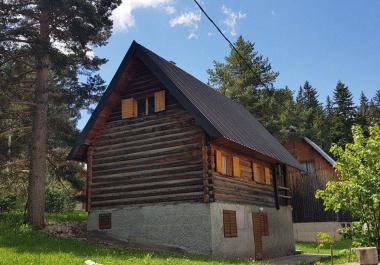 Zu verkaufen 3-stöckiges Holzhaus in Zabljak neben dem Wald