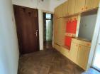 90m2 Wohnung zum Verkauf im Zentrum von Tivat, renovierungsbedürftig