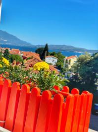 Große 3-Zimmer-Wohnung in Bijela, Herceg Novi mit Meerblick und Parkplatz