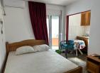 Dreistöckiges Minihotel in Dobra Voda 13 Zimmer mit Meerblick neben dem Strand
