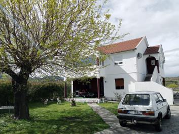 Haus in Podgorica mit großem Grundstück 2000 m2