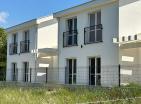 Zwei neue Häuser in Uteha mit Meerblick neben dem Strand