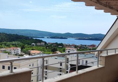 Penthouse in Tivat zum Verkauf mit Meerblick und lux Interieur