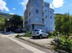 Neue moderne sonnige Wohnung in Budva mit Terrasse mit Meerblick und Garage 700 m vom Strand entfernt