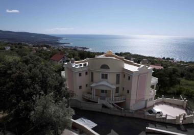 Neue dreistöckige Villa im italienischen Stil als Minihotel in Dobra Voda