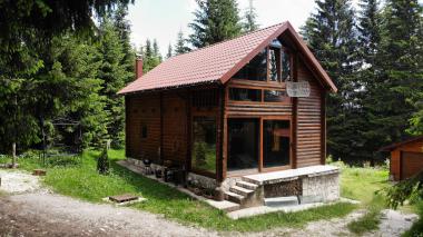 Legalisiertes Haus in Zabljak mit Kamin, umgeben von Nadelwald