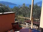 Ein dreistöckiges Mini-Hotel auf Sveti Stefan mit herrlichem Panoramablick auf das Meer