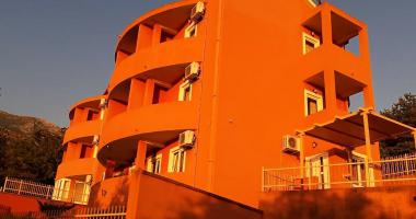 Ein dreistöckiges Mini-Hotel auf Sveti Stefan mit herrlichem Panoramablick auf das Meer