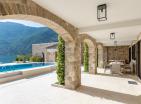 Ausverkauft : Luxusvilla in Risan mit Pool und privatem Bootsparkplatz