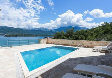 Moderne Villa neben Tivat mit Privatstrand, Bootssteg und Panoramablick