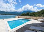 Moderne Villa neben Tivat mit Privatstrand, Bootssteg und Panoramablick