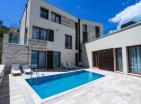 Moderne Villa neben Tivat mit Privatstrand, Bootssteg und Panoramablick