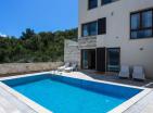 Moderne Villa neben Tivat mit Privatstrand, Bootssteg und Panoramablick