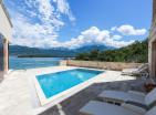 Moderne Villa neben Tivat mit Privatstrand, Bootssteg und Panoramablick