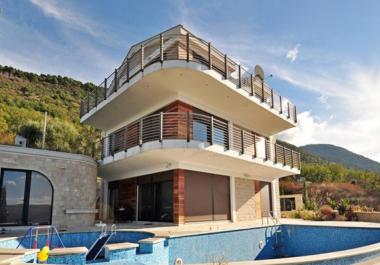 Luxuriöse Familienvilla in Kotor, 1 km vom Meer entfernt, mit Pool und Panoramablick auf das Meer