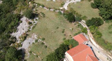 Grundstück mit Meerblick, nah an allen Notwendigkeiten in Risan, Montenegro