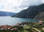 Grundstück mit Meerblick, nah an allen Notwendigkeiten in Risan, Montenegro