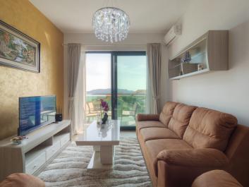 Atemberaubende Wohnung mit Meer-und Bergblick 51 m2 in Bečići 500 m vom Strand entfernt