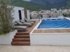 Luxuriöses Penthouse mit Meerblick und Pool in Budva