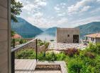 Luxuriöse 6-Zimmer-Villa in erster Linie mit Meerblick und Pool in Morinj, Kotor