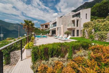 Luxuriöse 6-Zimmer-Villa in erster Linie mit Meerblick und Pool in Morinj, Kotor