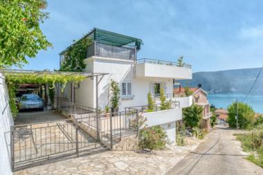 Luxuriöse 2-stöckige Villa mit Meerblick in Herceg Novi mit Pool und Terrasse