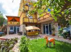 Profitables 3-Sterne-Hotel in Budva, 900 m vom Strand entfernt