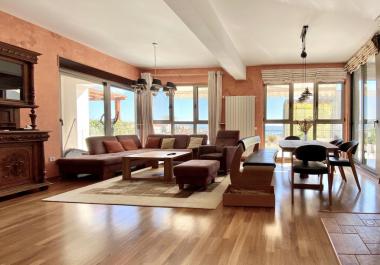 Sonniges geräumiges Apartment mit 3 Schlafzimmern und Meerblick, 116 m2, in Tivat mit Pool