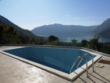 Luxuriöse komfortable Villa in Risan mit herrlichem Meerblick zu verkaufen