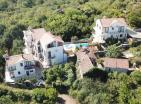 Luxuriöses Stadthaus mit 3 Schlafzimmern, Pool und Bergblick