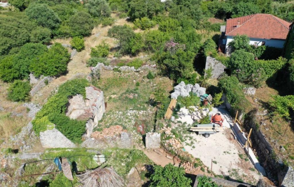 Exklusives Grundstück und Ruine neben potenziellem zukünftigen Golfplatz