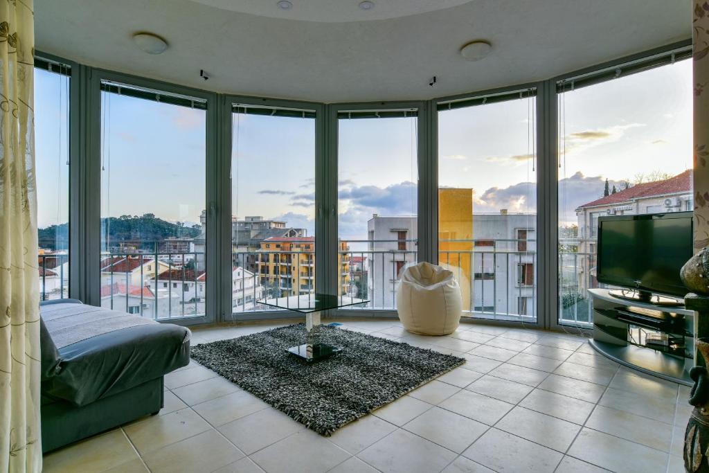 Luxuriöse 4-Zimmer-Wohnung mit Pool in bester Lage