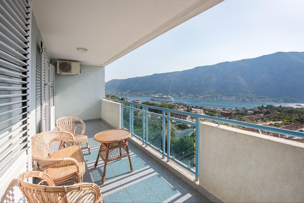 Panorama-Studio mit Meerblick 46 m2 mit Terrasse in Kotor