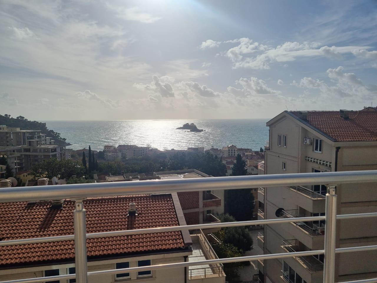 Atemberaubende 93 m2 große Meerblick-Wohnung in Petrovac mit Pool und möbliert