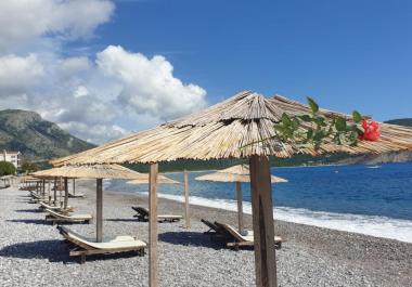 Erstklassiges 700 m2 großes Grundstück, nur 300 m vom Strand entfernt, baufertige 3-stöckige Villa