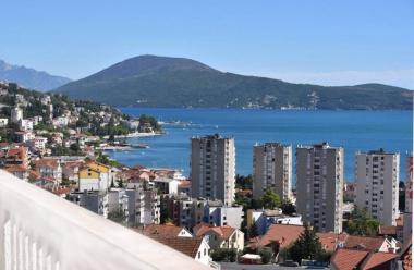 3-Zimmer-Wohnung mit Panoramablick auf das Meer in Herceg Novi mit Kamin und Garage