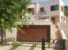 Luxuriöse 3-stöckige Villa 200 m2 in Bar City mit Pool und Panoramablick auf das Meer