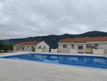 Luxuriöses Apartment mit 1 Schlafzimmer in Dobrota mit atemberaubendem Blick auf die Bucht