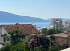 Juwel mit Meerblick 2 Schlafzimmern 71 m2 in Tivat in der Nähe von Porto Montenegro