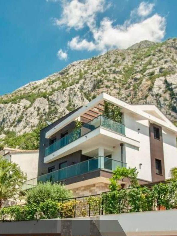 Luxuriöses Smart Home mit Meerblick in Dobrota mit Terrassen und Whirlpool