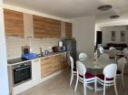 Luxuriöse 2-Zimmer-Wohnung 115 m2 in Becici mit 3 Terrassen